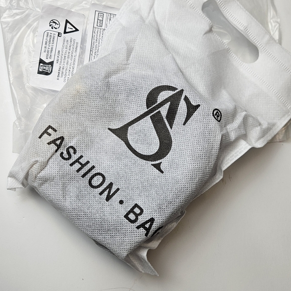 Black and Gold Chain Women's Crossbody Bag (NWOT) - Picture 2 of 11